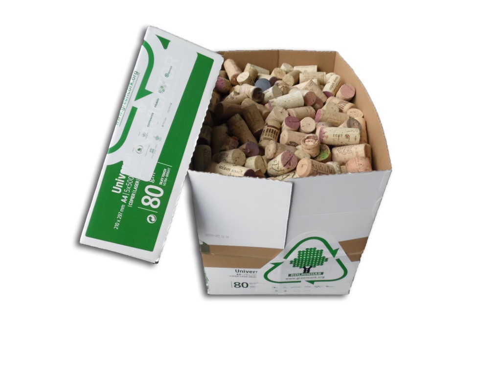 Caixa de cartão de resmas de papel A4 aberta, cheia de rolhas de cortiça, com o símbolo de reciclagem