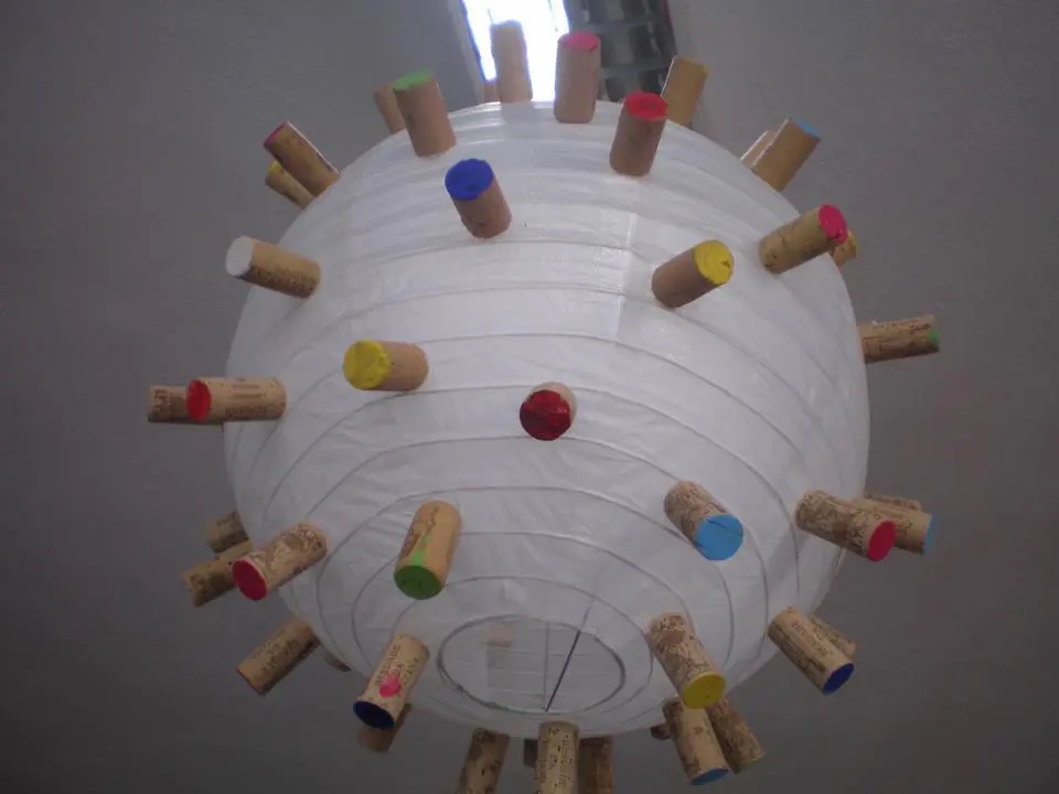 Candeeiro esférico de papel decorado com rolhas de cortiça de topos coloridos